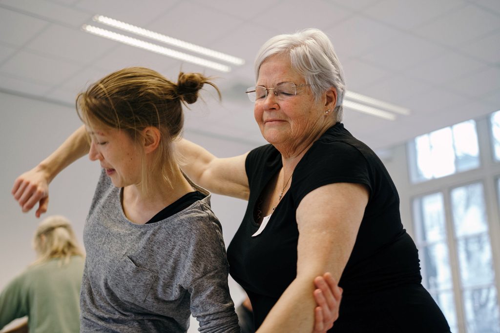 Samen dansen tijdens moderne dansles voor senioren bij Dance Connects Community